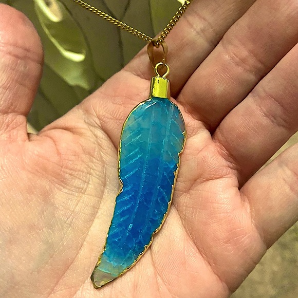 14kt ygp BNIB Blue Ombré Feather Geode Pendant On Necklace - Picture 5 of 14